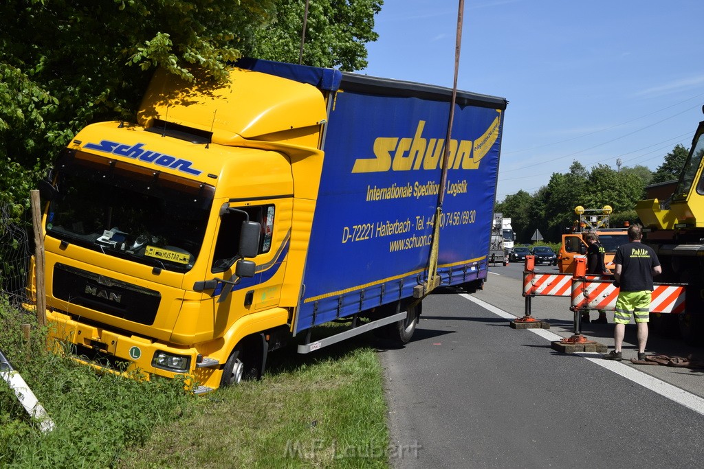 LKW in Boeschung A 3 Rich Frankfurt Hoehe Roesrath Lohmar P164.JPG - Miklos Laubert